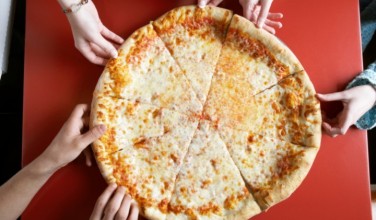http://www.greekboston.com/wp-content/uploads/2015/12/What-is-Greek-Pizza-720x479-376x220.jpg