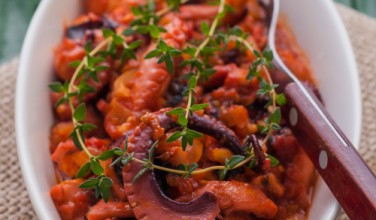 http://www.greekboston.com/wp-content/uploads/2014/02/Oxtapothi-Me-Saltsa-Octopus-With-Sauce-376x220.jpg
