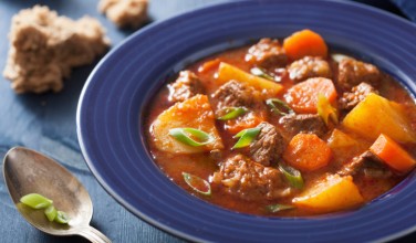 http://www.greekboston.com/wp-content/uploads/2014/02/Stifado-Veal-Stew-With-Onions-376x220.jpg